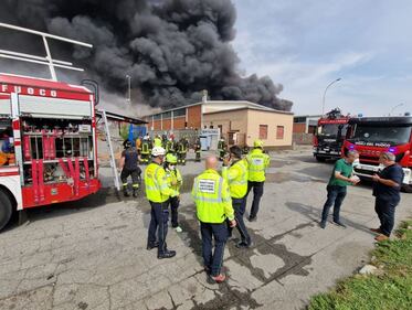 Maxi incendio in una azienda chimica a San Giuliano Milanese 5