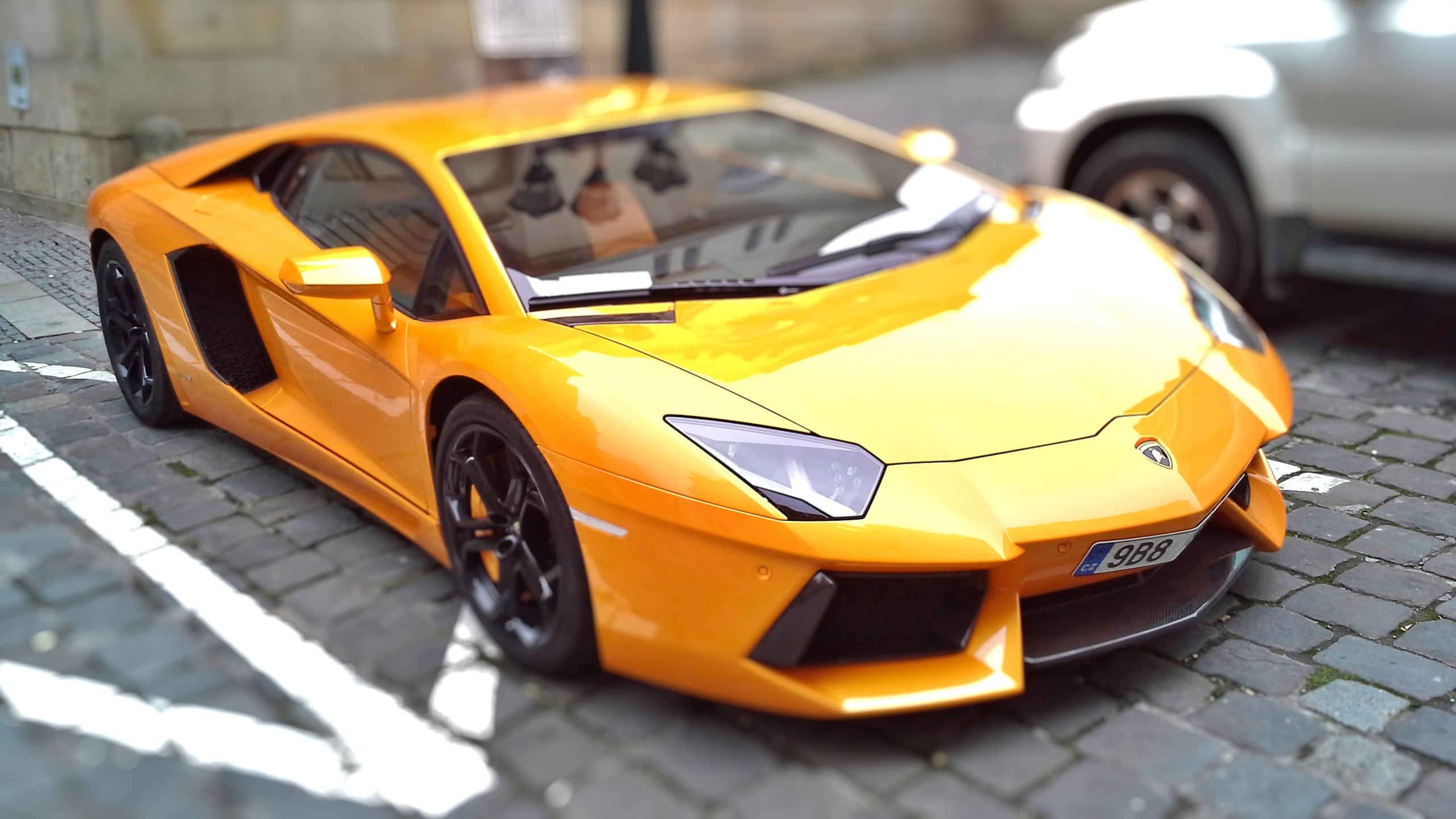 Anche Lamborghini sulla via elettrica. Un Suv a emissioni zero dopo il 2025