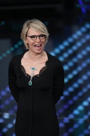 Sanremo 2017, Maria De Filippi e il bacio agli ospiti 19