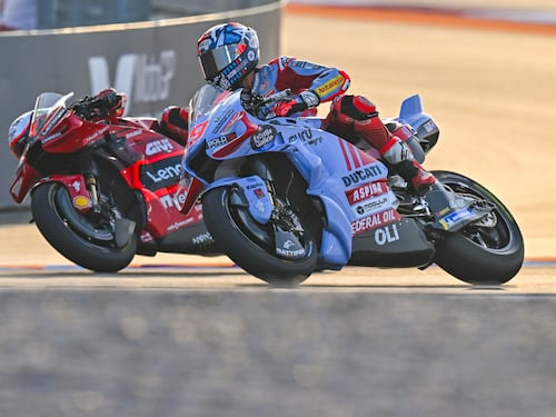 MotoGP Qatar, vince Di Giannantonio, mentre Bagnaia è secondo. Solo decimo Martin