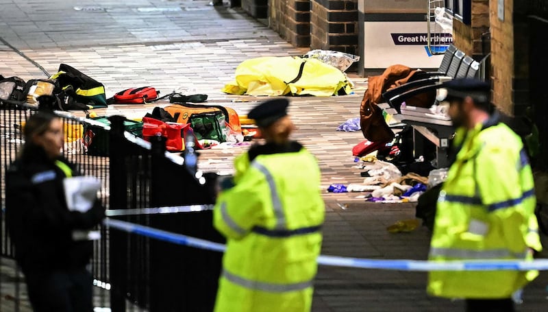 Attacco al coltello nei pressi di Londra: le immagini 9