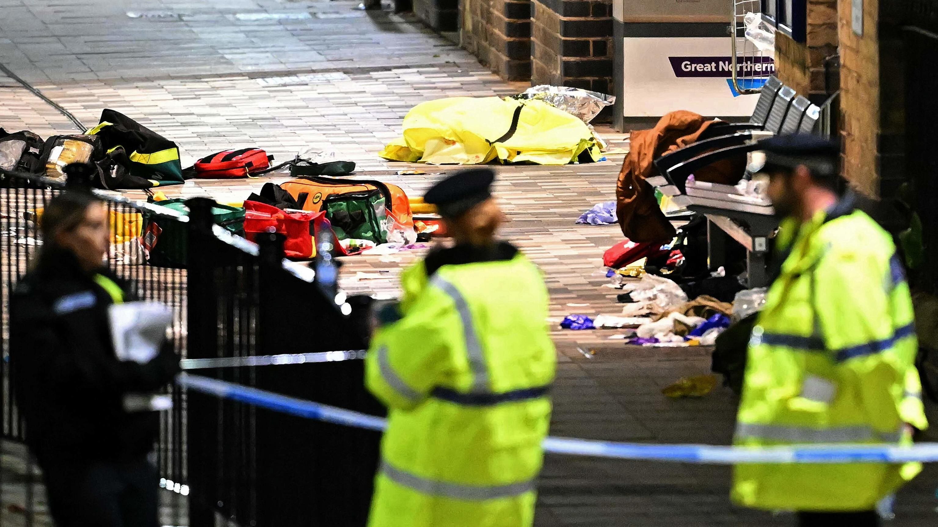 L'assalto, le coltellate, il sangue: l'orrore nei racconti di chi era sul treno per Londra