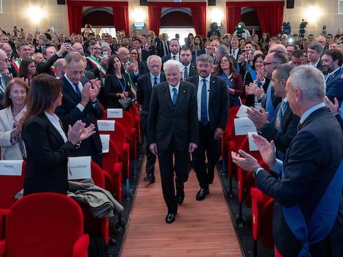 Scontri nelle piazze, Mattarella: “Violenze inattese da soggetti inediti. Serve riflettere”. E la sua “piena solidarietà alle forze dell’ordine”