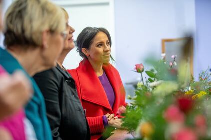 Meghan Markle in rosso per un poeta: foto 5