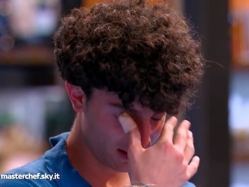 "Non riesco...". E scoppia in lacrime a Masterchef