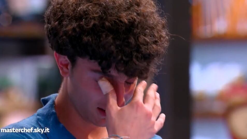 "Non riesco...". E scoppia in lacrime a Masterchef