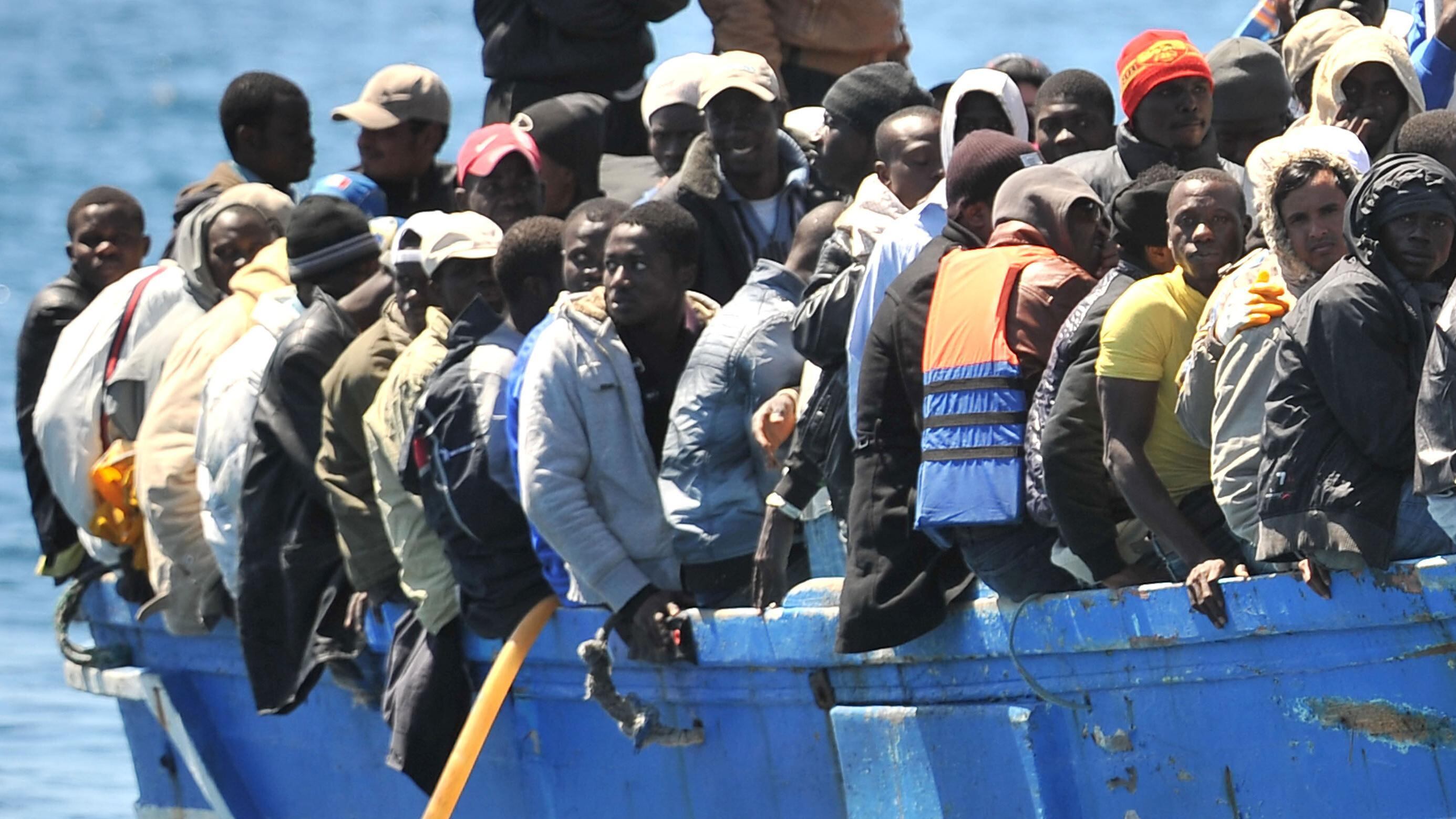 Immigrati: Alfano esulta, gli sbarchi continuano
