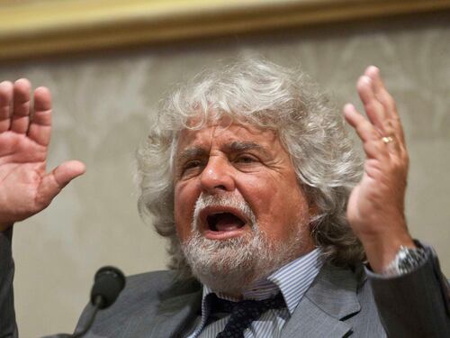 Ultimo salto (indietro) di Grillo: "Parlamentari non si dimetteranno"