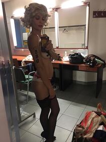 Justine Mattera, sexy pole dance 3