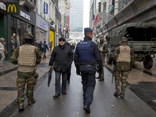 "Il fuggitivo Salah ora è a Bruxelles". L'allerta in città resta massima