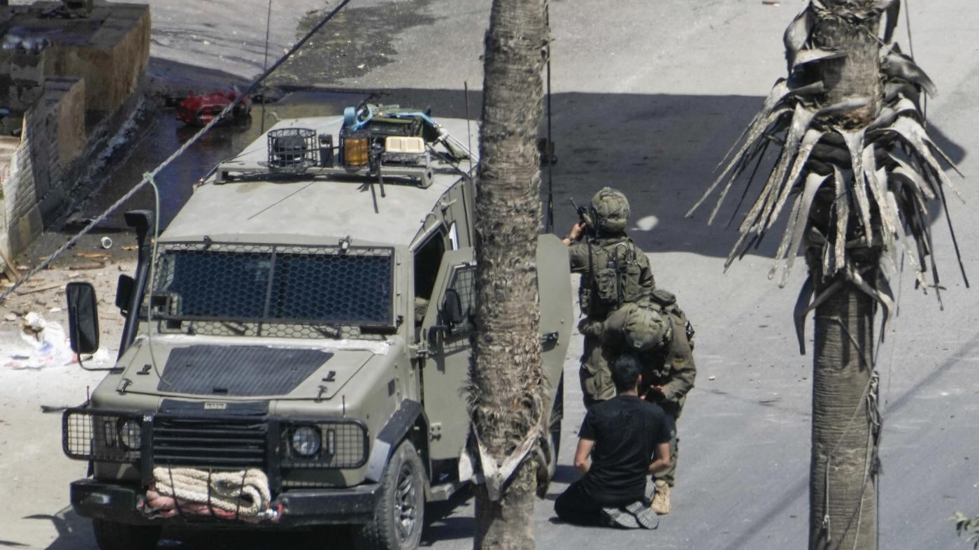 Cisgiordania, coloni israeliani fanno irruzione in casa di attivisti: tre italiani feriti