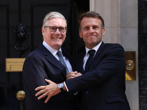 Patto sui respingimenti dei migranti e armi atomiche: cosa c'è dietro l'intesa tra Macron e Starmer
