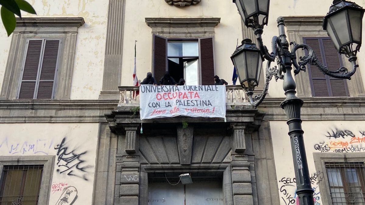 Bandiere palestinesi e un ex-terrorista come ospite: lo sfregio dei collettivi ad Israele