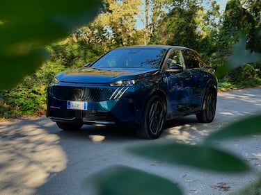 Peugeot E-3008: la gallery del nuovo SUV Fastback elettrico francese 1