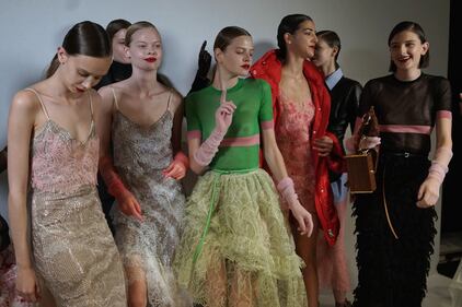 Nel backstage della sfilata. Qui si prepara la bellezza 12