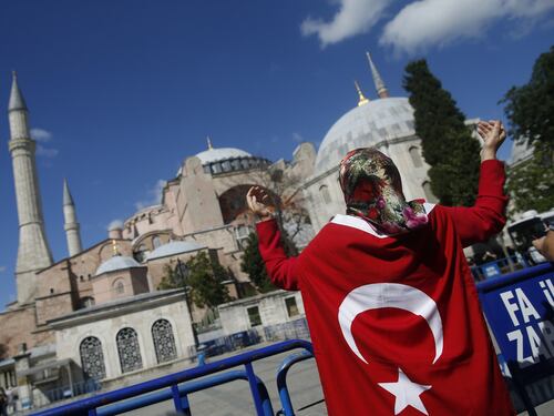 L'ultimo schiaffo di Erdogan: invita il Papa alla riconversione di Santa Sofia