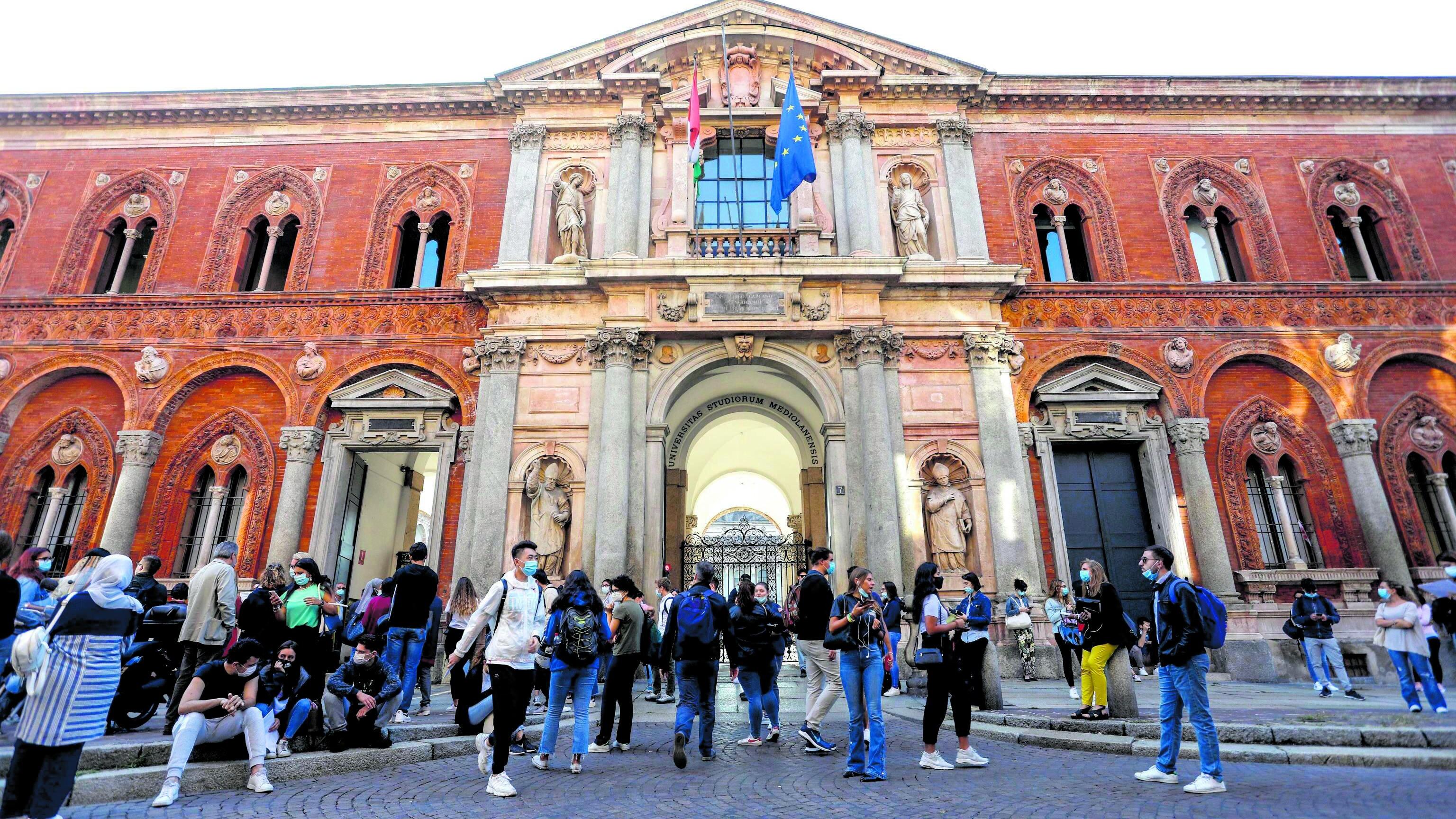 "Manifesti strappati e affissi a testa in giù. In Statale episodi gravi e inaccettabili"