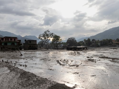 Alluvione in Nepal, il racconto di due italiani bloccati per 10 ore su un bus: “Villaggi isolati e ponti crollati”