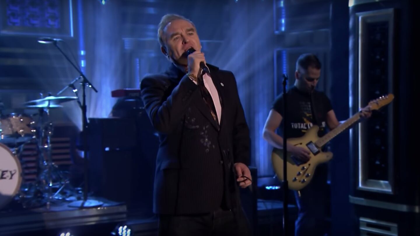 Morrissey indossa la spilla nazionalista. Ed è polemica: "È razzista"