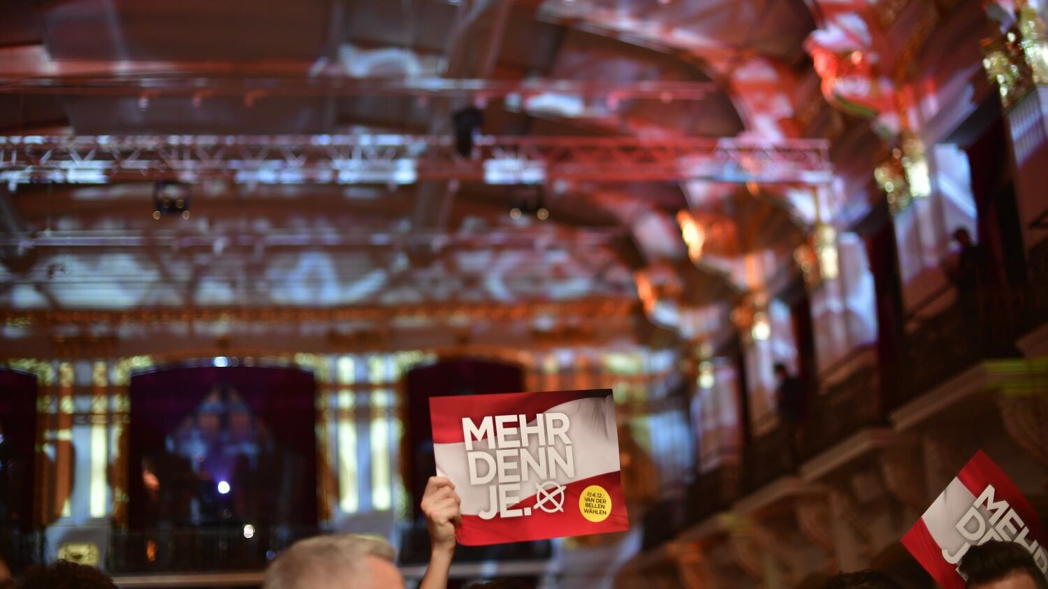 L'Austria sceglie l'Europa e l'immigrazione libera: Van der Bellen presidente