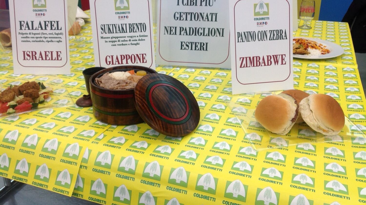Coldiretti difende la carne made in Italy: panino da record con salumi italiani