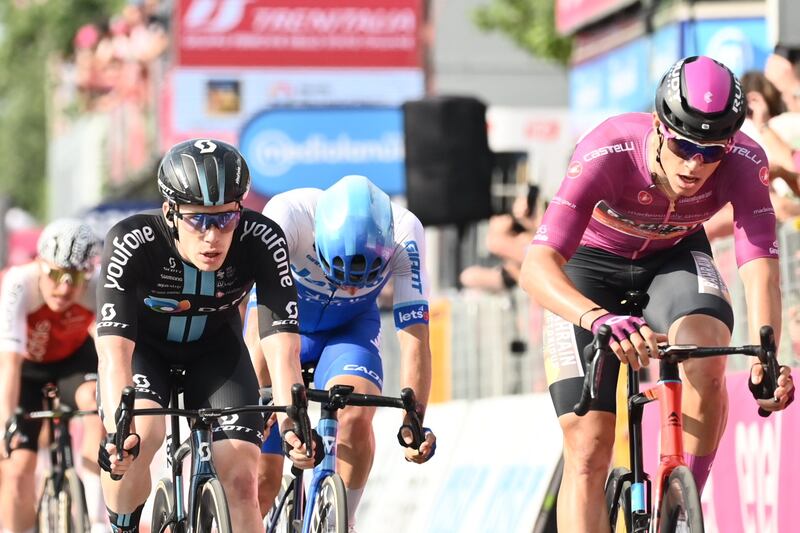 Giro, tanta noia fino alla volata. A Caorle al fotofinish Dainese beffa Milan