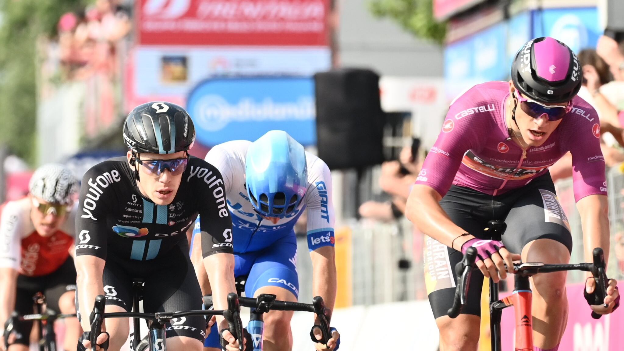 Giro, tanta noia fino alla volata. A Caorle al fotofinish Dainese beffa Milan