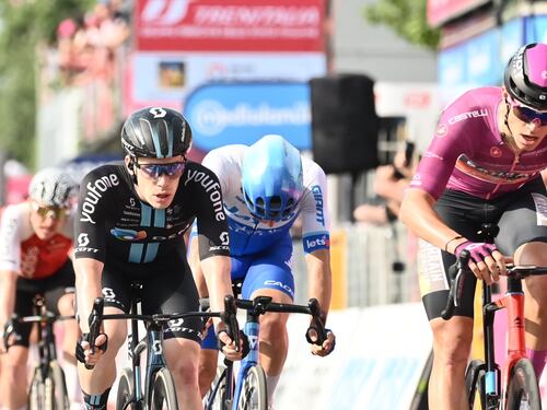 Giro, tanta noia fino alla volata. A Caorle al fotofinish Dainese beffa Milan