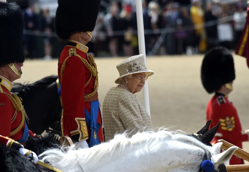 Una guardia reale sviene durante il Troopping The Colour 2019 2
