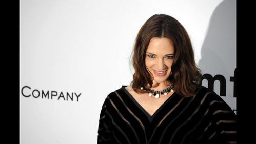 Asia Argento sexy in bikini a righe 18