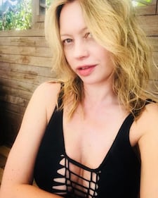 Anna Falchi sexy a letto 4