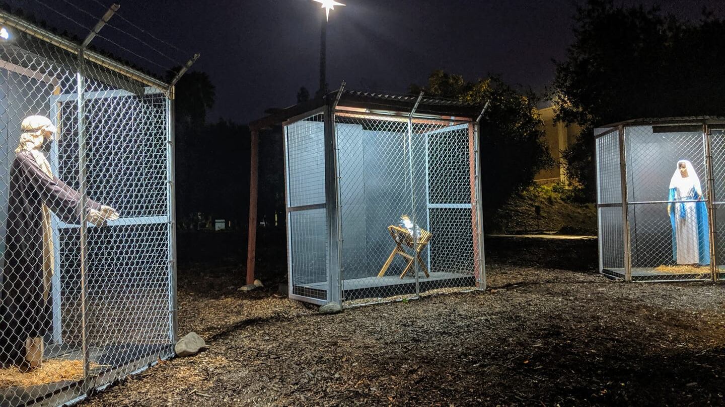 Maria, Giuseppe e Gesù in gabbia come migranti al confine col Messico