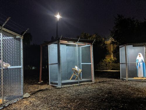 Maria, Giuseppe e Gesù in gabbia come migranti al confine col Messico