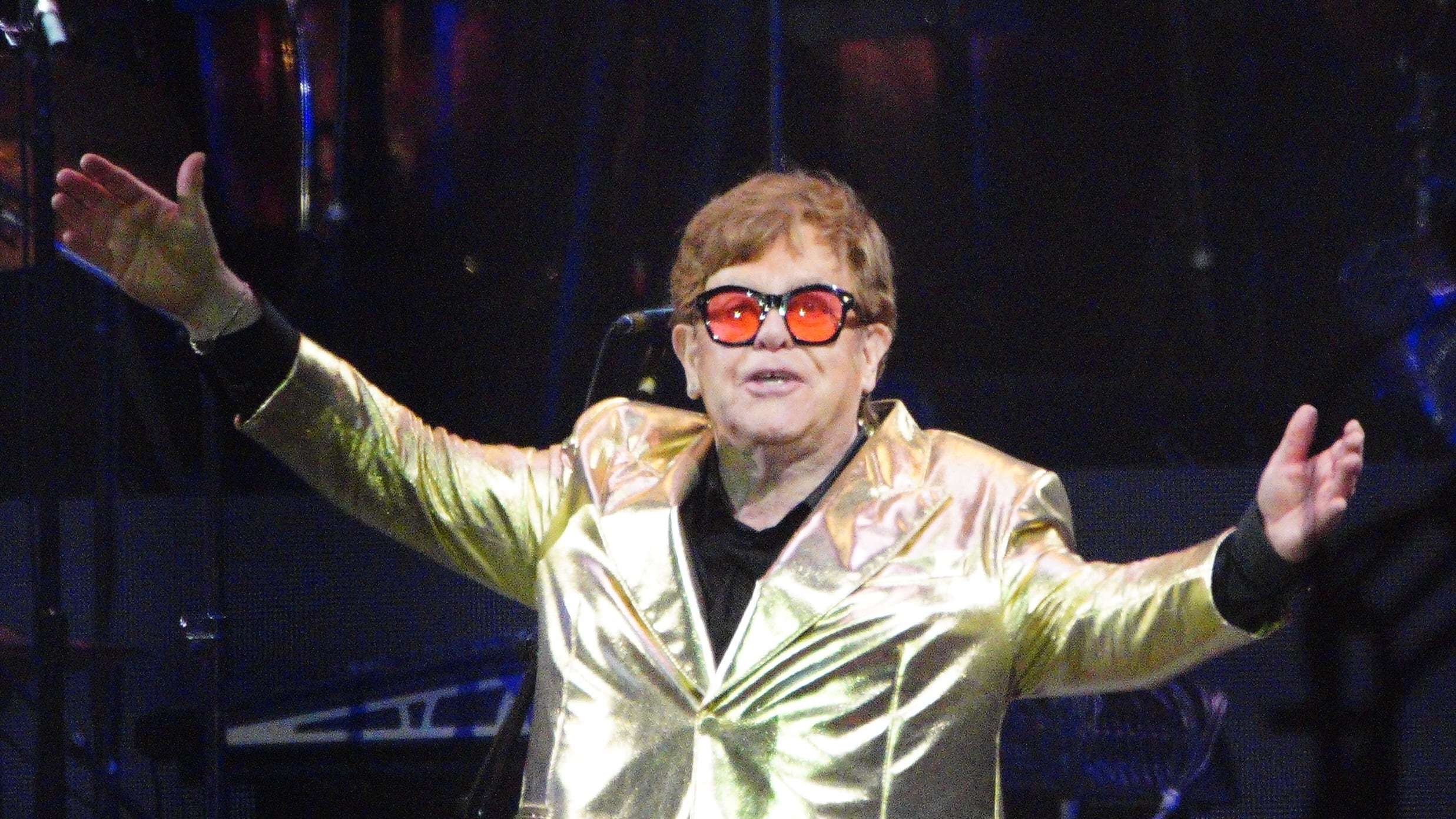 "Grave infezione agli occhi". Cosa sta succedendo a Elton John