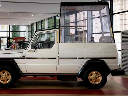 Mercedes-Benz e i Pontefici, quasi 100 anni di storia: otto Papamobili in mostra in Vaticano