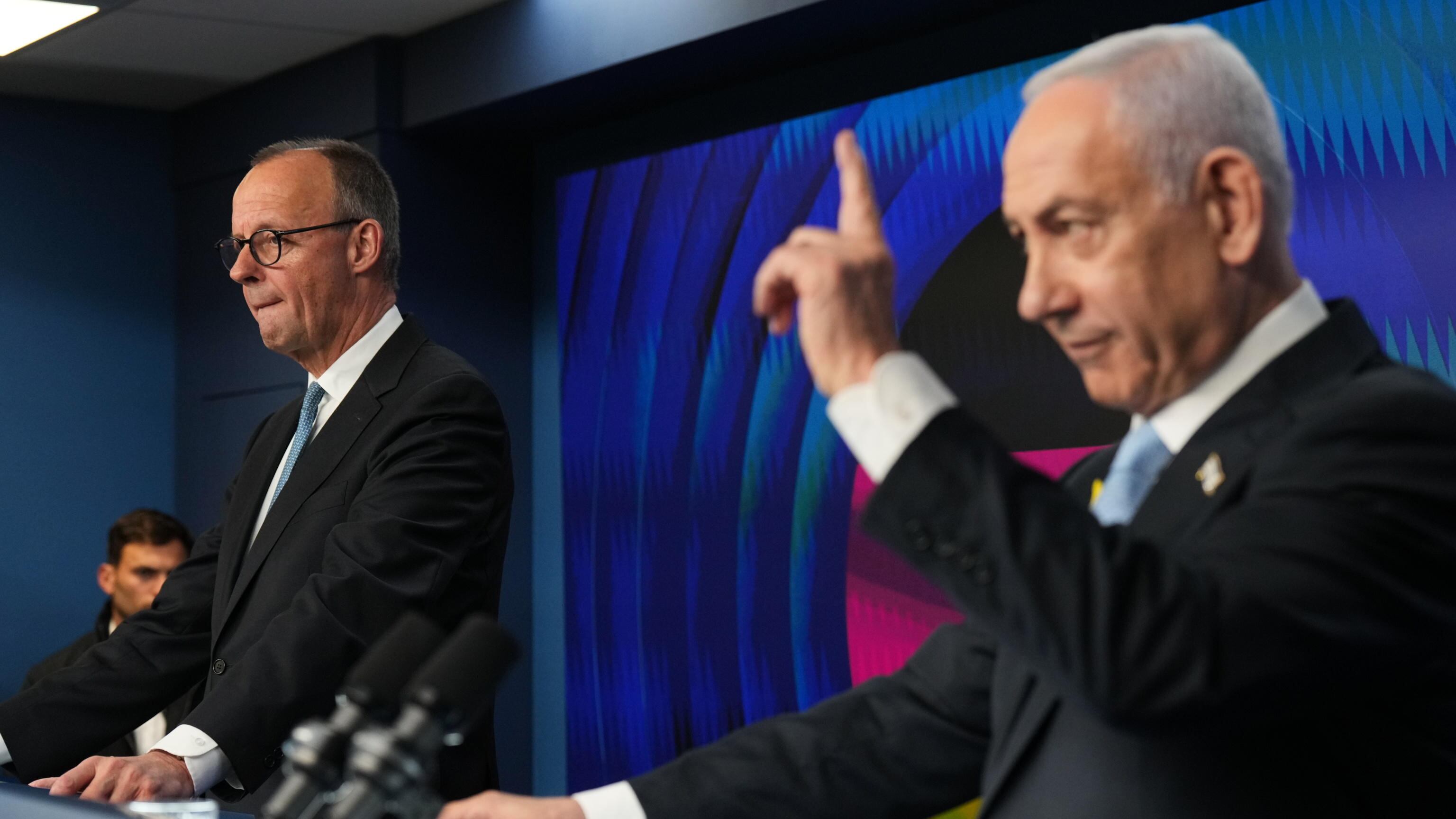 Netanyahu si grazia. "Non mi dimetto". E "vede" la Fase 2