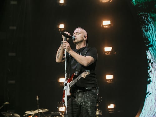Eros Ramazzotti operato alle corde vocali: come sta