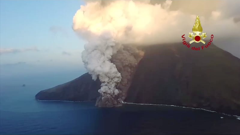 Stromboli in eruzione: l'enorme colonna di nube e cenere fin sul mare 1