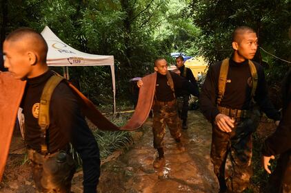 Thailandia, paura per 12 bambini intrappolati in una grotta 3
