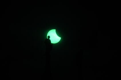 Milano, le prime foto dell'eclissi 3