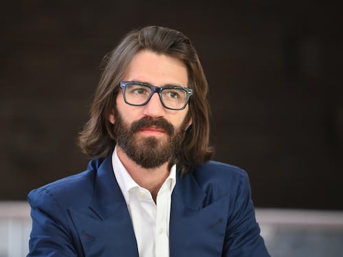 Leonardo Maria Del Vecchio lascia tutti gli incarichi in EssilorLuxottica: “Gestione distante e impersonale”