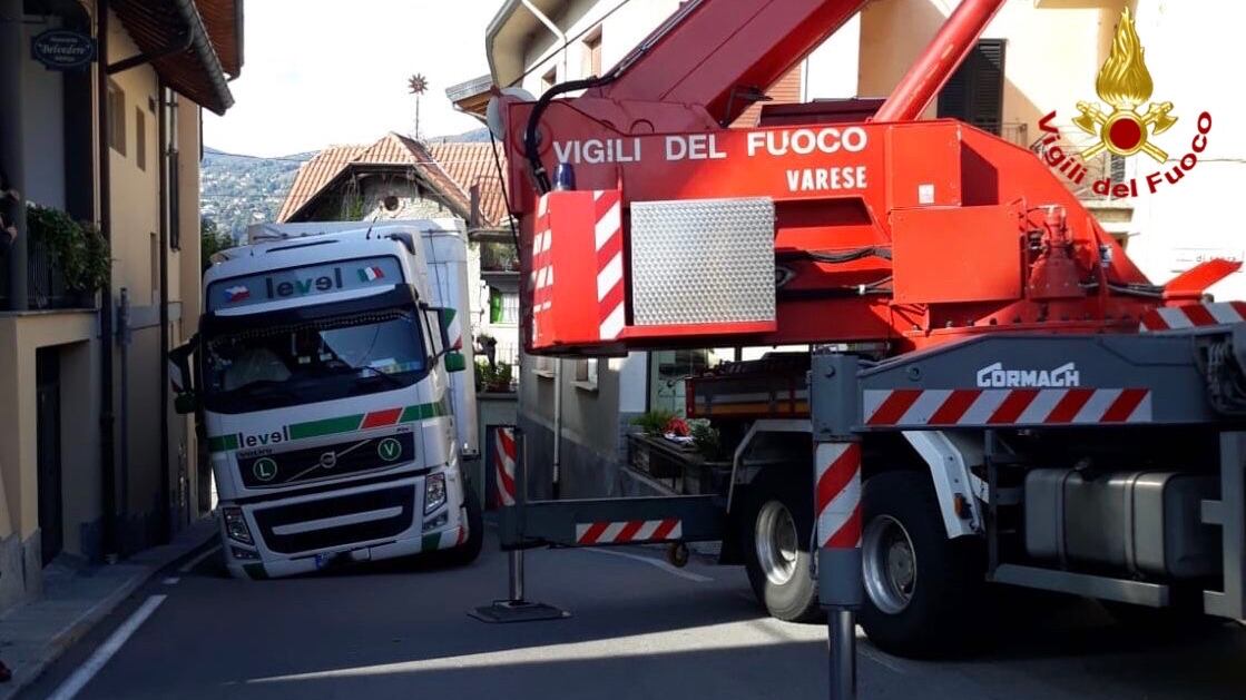 Nel Varesotto una voragine sulla strada: tir rimane incastrato