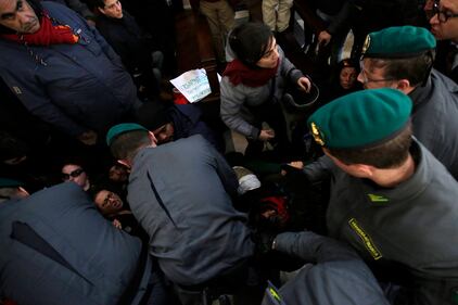 Occupano la basilica di piazza del Popolo: "Mai con Salvini" 14