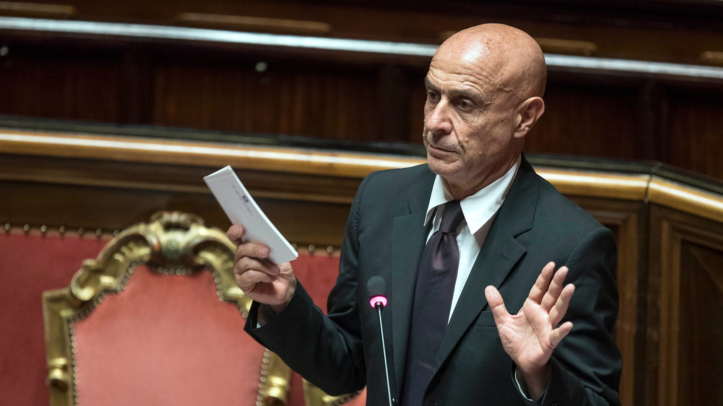 Il piano di Minniti: "Le navi cariche di migranti anche in Campania e Lazio"