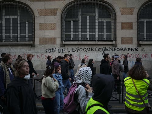 Giovani e gilet gialli. “Siamo 800mila”. La Francia finisce a ferro e fuoco