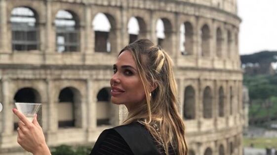 Ilary Blasi scatenata in Vespa all'addio al nubilato della sorella