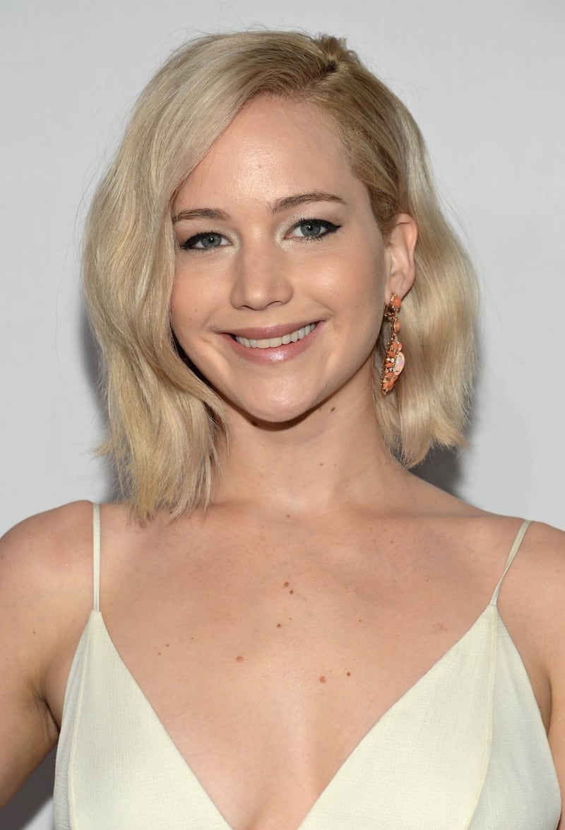 Jennifer Lawrence senza reggiseno alla première di Joy 16