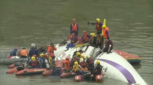 L'aereo urta il ponte e si schianta 3