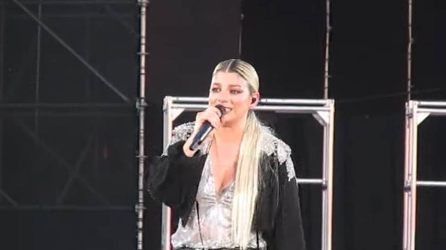 Fan ha un malore. Emma ferma il concerto: "Aiutate la sicurezza"
