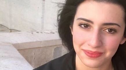 Ecco chi è la ragazza del dito medio contro Salvini